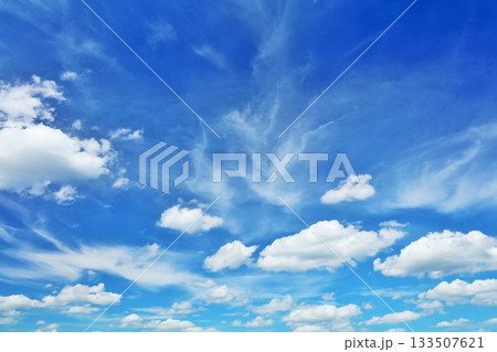 秋の青空と雲 秋の青空と雲 133507621