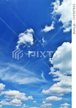 秋の青空と雲 133507622