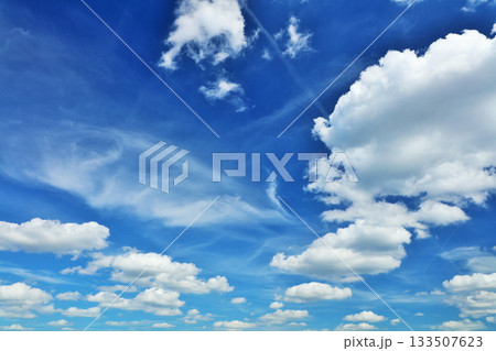 秋の青空と雲 秋の青空と雲 133507623