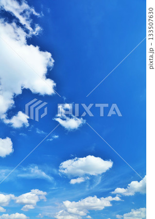 秋の青空と雲 133507630