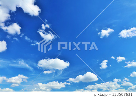 秋の青空と雲 133507631