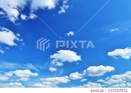 秋の青空と雲 133507632