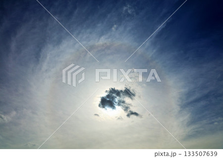 秋の青空と雲　そして太陽とハロ 133507639