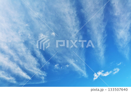 秋の青空と雲 秋の青空と雲 133507640