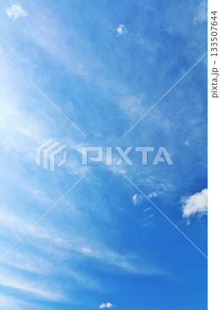 秋の青空と雲 秋の青空と雲 133507644