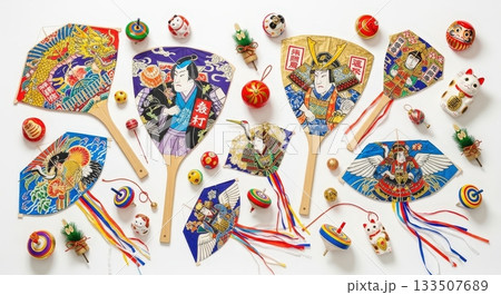 白背景に羽子板や凧、駒などの正月アイテムをランダムに配置した明るく華やかな背景画像 133507689