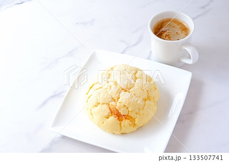 メロンパンとコーヒー - おいしそうなメロンパンと、淹れたてのコーヒーで、おやつの時間 メロンパンとコーヒー - おいしそうなメロンパンと、淹れたてのコーヒーで、おやつの時間 133507741