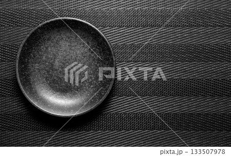 黒い皿_黒背景 133507978