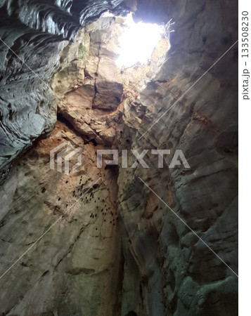 洞窟に射し込む光のシャワー ベトナム 五行山 133508230