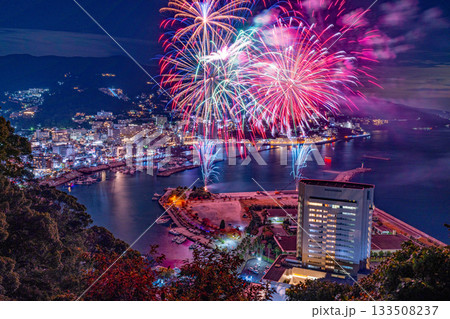 【静岡県】熱海100万ドルの夜景と海上花火大会 【静岡県】熱海100万ドルの夜景と海上花火大会 133508237