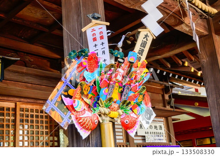 東京都　大國魂神社　大鷲神社例祭　酉の市　拝殿に飾られた大熊手 133508330