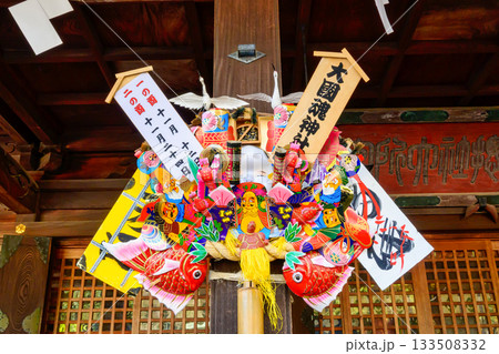 東京都 大國魂神社 大鷲神社例祭 酉の市 拝殿に飾られた大熊手 東京都 大國魂神社 大鷲神社例祭 酉の市 拝殿に飾られた大熊手 133508332