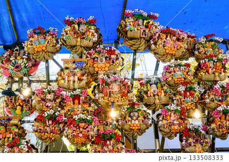 東京都　大國魂神社　大鷲神社例祭　酉の市　参道の熊手商 133508333