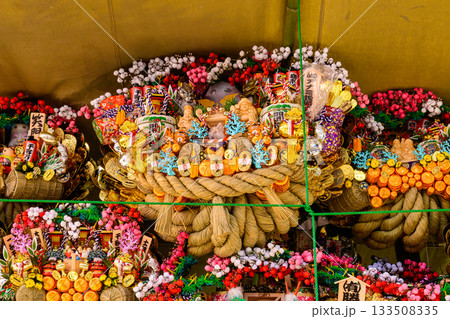 東京都　大國魂神社　大鷲神社例祭　酉の市　参道の熊手商 133508335