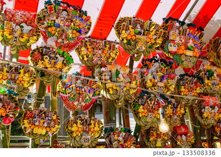 東京都　大國魂神社　大鷲神社例祭　酉の市　参道の熊手商 133508336