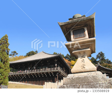 晴天の東大寺二月堂 133508919