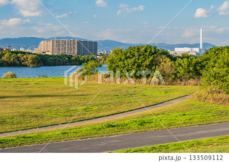 淀川左岸の堤防上から見た河川公園の景観 大阪市 淀川左岸の堤防上から見た河川公園の景観 大阪市 133509112