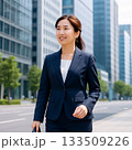 街中を歩く女性ビジネスパーソン（Businesswoman Walking in the City） 133509226