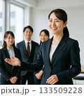 チームを率いる女性リーダー（Female Leader Leading a Team） 133509228