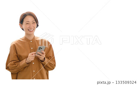 音楽やラジオを聴いてる女性(大) 音楽やラジオを聴いてる女性(大) 133509324