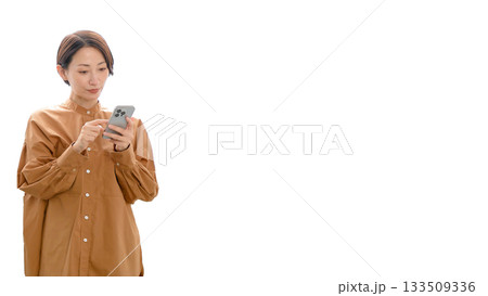 切り抜き文字入れ　携帯女性イメージ(大) 133509336