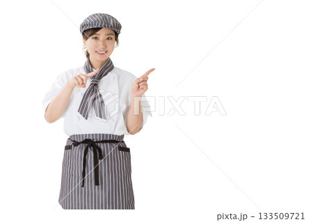 コックコートを着た女性(指差し,案内,紹介,こちら) コックコートを着た女性(指差し,案内,紹介,こちら) 133509721
