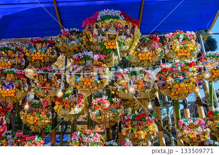 東京都 大國魂神社 大鷲神社例祭 酉の市 参道の熊手商 東京都 大國魂神社 大鷲神社例祭 酉の市 参道の熊手商 133509771
