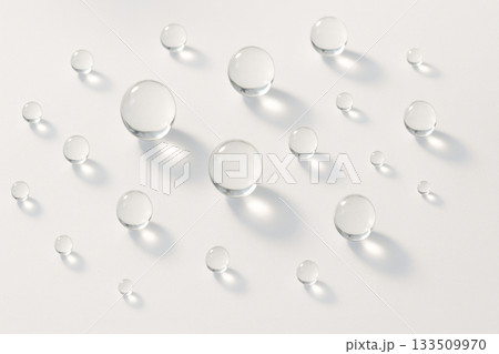 白い背景に散らばる透明なガラスの球と柔らかな光 白い背景に散らばる透明なガラスの球と柔らかな光 133509970