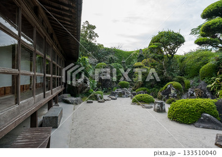 武家屋敷の美しい石畳 133510040