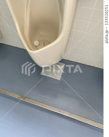 トイレの小便器の水漏れ 133510251