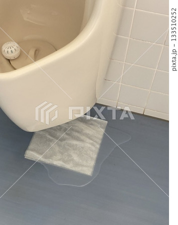 トイレの小便器の水漏れ トイレの小便器の水漏れ 133510252