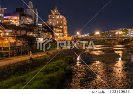 《京都府》鴨川の夜景・京都の街並み 133510628