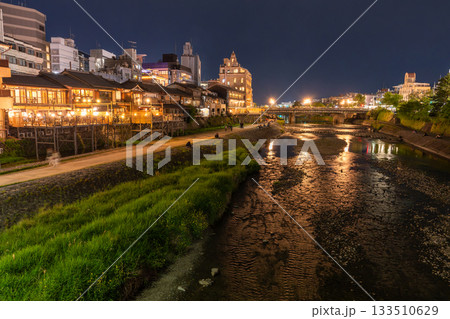 《京都府》鴨川の夜景・京都の街並み 133510629