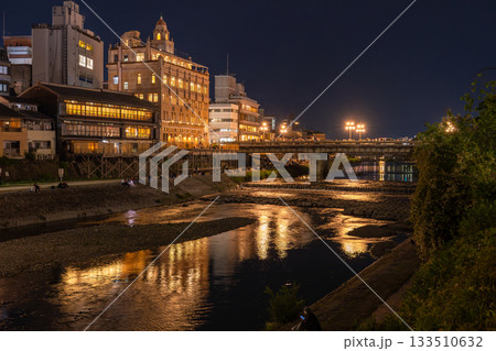 《京都府》鴨川の夜景・京都の街並み 133510632