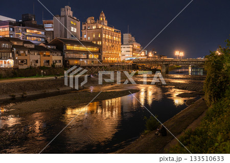 《京都府》鴨川の夜景・京都の街並み 133510633