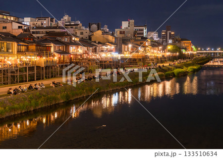 《京都府》鴨川の夜景・京都の街並み 133510634