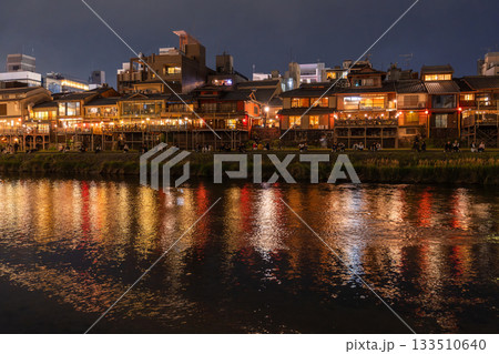《京都府》鴨川の夜景・京都の街並み 133510640