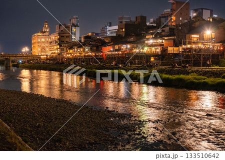 《京都府》鴨川の夜景・京都の街並み 133510642
