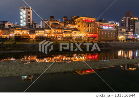 《京都府》鴨川の夜景・京都の街並み 133510644