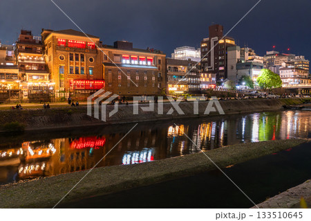 《京都府》鴨川の夜景・京都の街並み 133510645