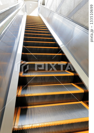 エスカレーター エスカレーター 133510699