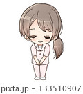 お辞儀をする女性スタッフのイラスト 133510907