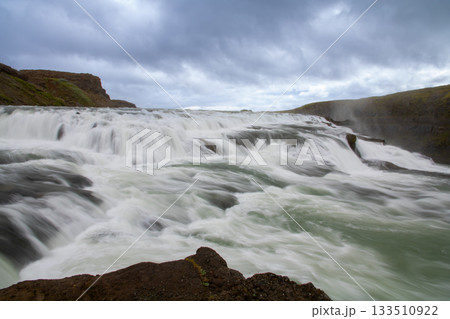 北欧の島国アイスランド　クヴィータアゥ川から流れ落ちる黄金の滝を意味するグトルフォス 133510922