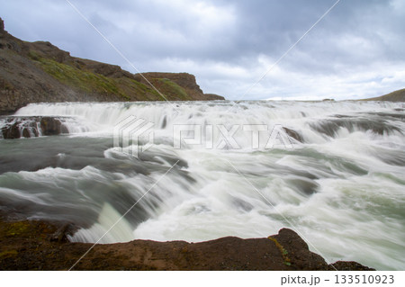 北欧の島国アイスランド クヴィータアゥ川から流れ落ちる黄金の滝を意味するグトルフォス 北欧の島国アイスランド クヴィータアゥ川から流れ落ちる黄金の滝を意味するグトルフォス 133510923
