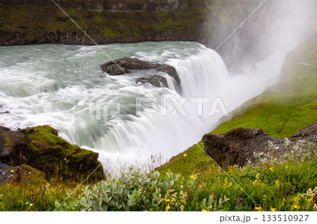 北欧の島国アイスランド　クヴィータアゥ川から流れ落ちる黄金の滝を意味するグトルフォス 133510927