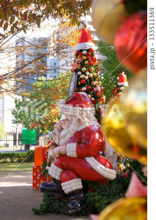 サンタクロースとクリスマスツリー 133511369