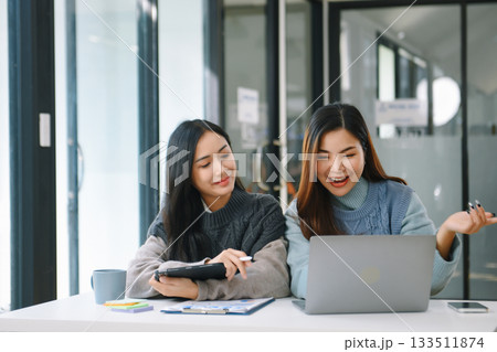 Those who work hard, win in the conference room new startup project 133511874