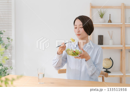 サラダを食べる30代女性 サラダを食べる30代女性 133511938