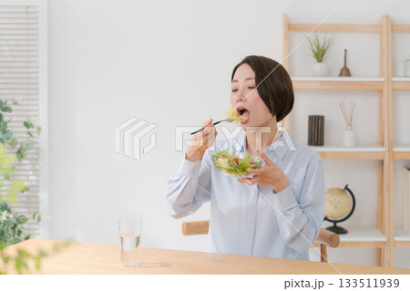 サラダを食べる30代女性 133511939