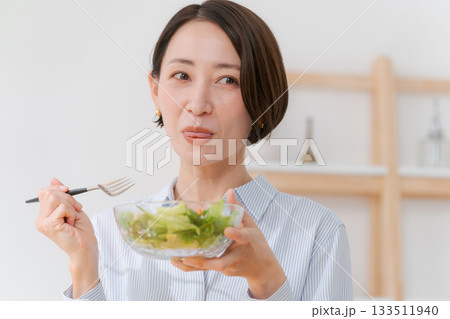 サラダを食べる30代女性 サラダを食べる30代女性 133511940